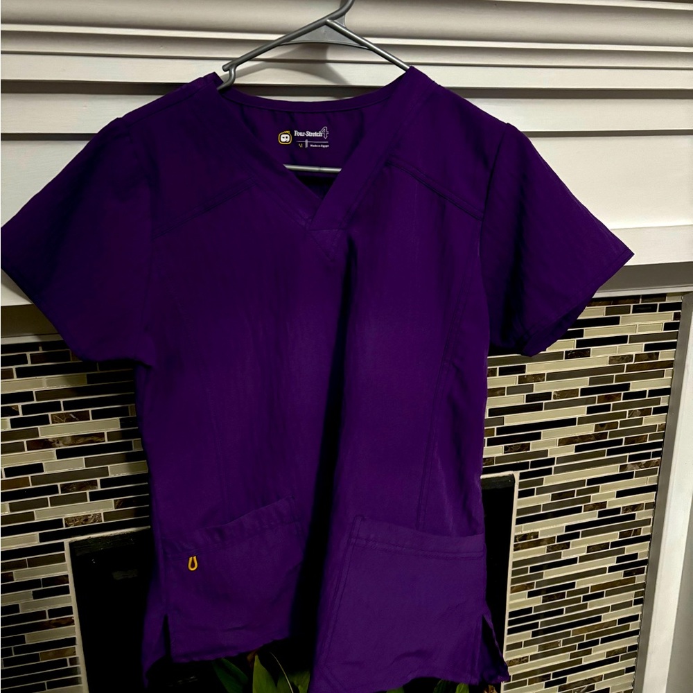 Wonder Wink Purple scrub top Sz M